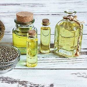 Glasflaschen mit Kräuteröl Glasflaschen mit Kräuteröl