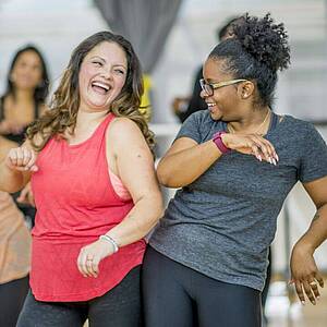 Frauen tanzen mit Freude Frauen tanzen mit Freude