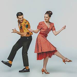 Junges Paar tanzt Junges Paar tanzt