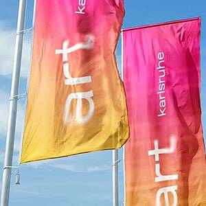 Fahnen der artKarlsruhe 2026 Fahnen der artKarlsruhe 2026 in pink und gelb
