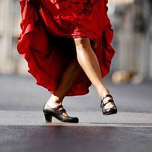 Flamenco Detailaufnahme Flamenco Tanzschuh und rotes Kleid