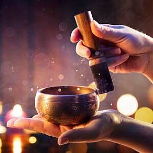 Klangschale Jemand schlägt eine Klangschale an