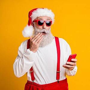 Mann in Nikolauskostüm mit sonnenbrille Mann in Nikolauskostüm mit Sonnenbrille