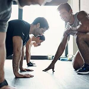Männer im Fitnesskurs Männer im Fitnesskurs