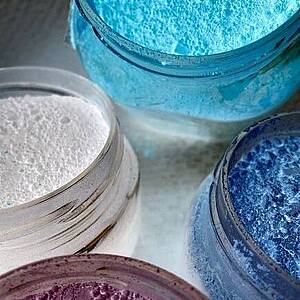 Detail Farbpigmente Detail Farbpigmente in Blau und Violett