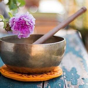 Klangschale mit Blüte Klangschale mit Blüte