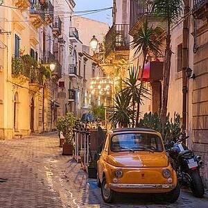 Ansicht einer kleinen italienischen Gasse mit gelbem Cinquecento Ansicht einer kleinen italienischen Gasse mit gelbem Cinquecento